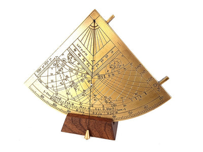 Messing zonnekwadrant Gunter H39 met houten voet, mogelijkheid tot personalisatie met gravure, ideaal cadeau voor liefhebbers van astronomie, hoogte 17 cm, elegante geschenkverpakking