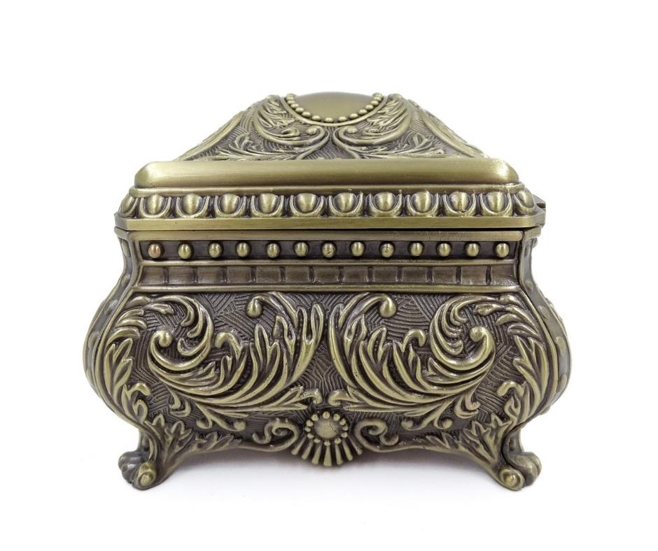Elegante decoratieve metalen sieradendoos met gravure