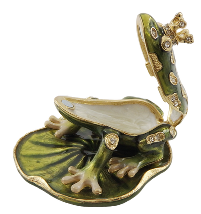 Exclusief metalen doosje in de vorm van een kikker met kristallen, donkergroen en goud, mogelijkheid tot personalisatie door gravure, ideaal als cadeau, afmetingen 6,5x6,7x4,5 cm