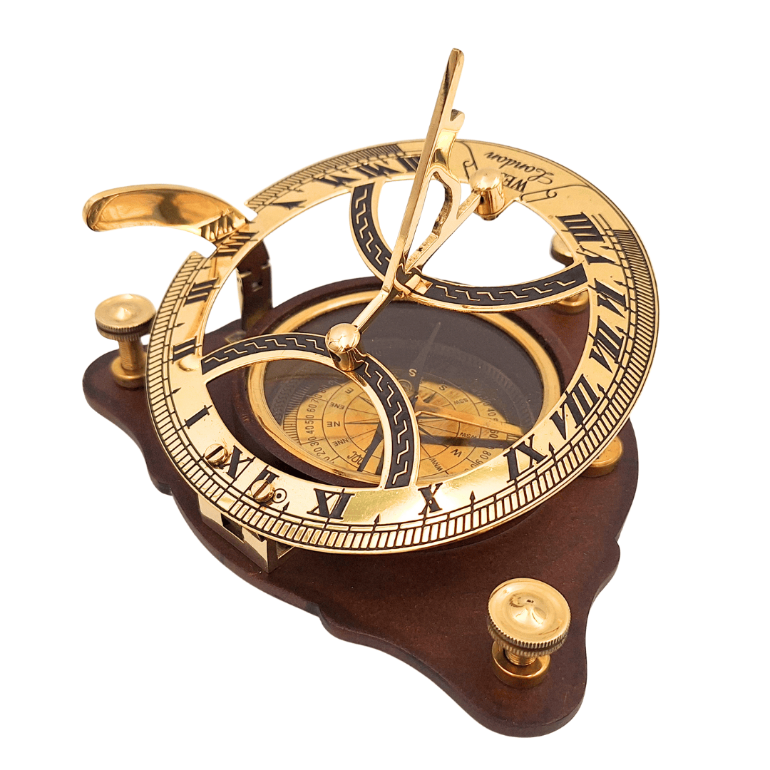 Elegant messing kompas met zonnewijzer op houten voet C064 met mogelijkheid tot personalisatie met gravure