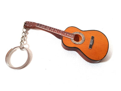 Mahoniehouten sleutelhanger in de vorm van een klassieke gitaar EGK-1143 met mogelijkheid tot personalisatie met gravure