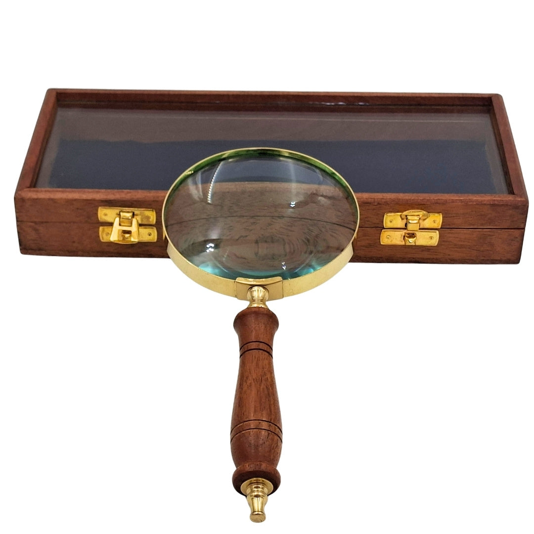 Loep vergrootglas met houten handvat en messing afwerking in elegante doos met glazen bovenkant - ideaal cadeau met graveermogelijkheid - afmetingen 23 x 10 cm, natuurlijke materialen