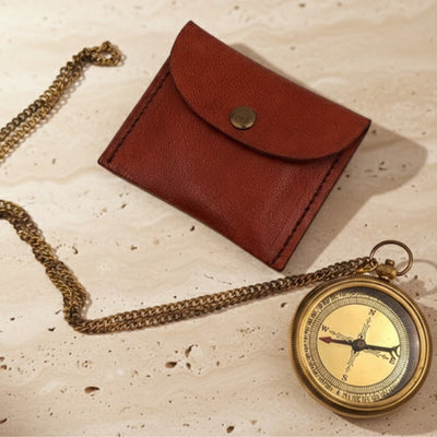 Messing kompas aan ketting in leren etui met mogelijkheid tot personalisatie met gravure