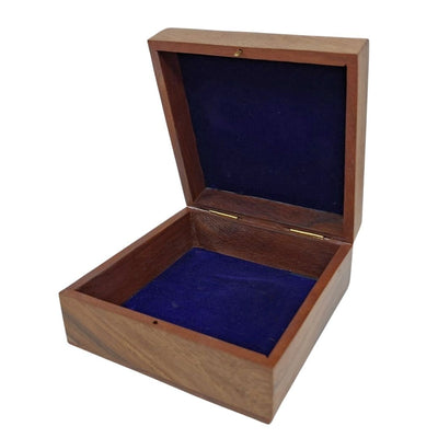 Elegante houten doos met marineblauwe inzet 14x14x6,5 cm met mogelijkheid tot personalisatie door gravure