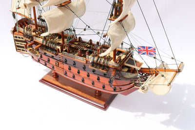 Model van het zeilschip HMS Victory, gemonteerd, 54 cm - Handgemaakte replica met mogelijkheid tot personalisatie door gravure - Ideaal cadeau voor zeilliefhebbers - Hoge kwaliteit, elegante houten voet