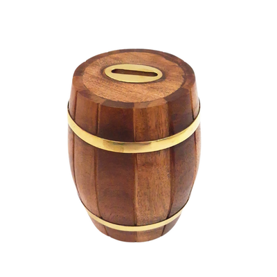 Houten spaarpot in de vorm van een ton met messing beslag