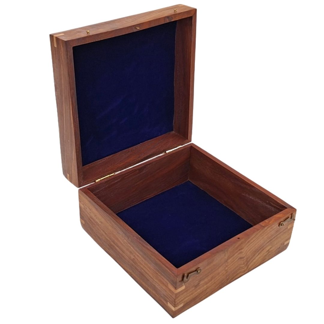 Elegante houten geschenkdoos 20x20x11 cm met marineblauwe inzet en optie voor personalisatie door gravure