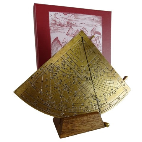 Messing zonnekwadrant Gunter H39 met houten voet, mogelijkheid tot personalisatie met gravure, ideaal cadeau voor liefhebbers van astronomie, hoogte 17 cm, elegante geschenkverpakking