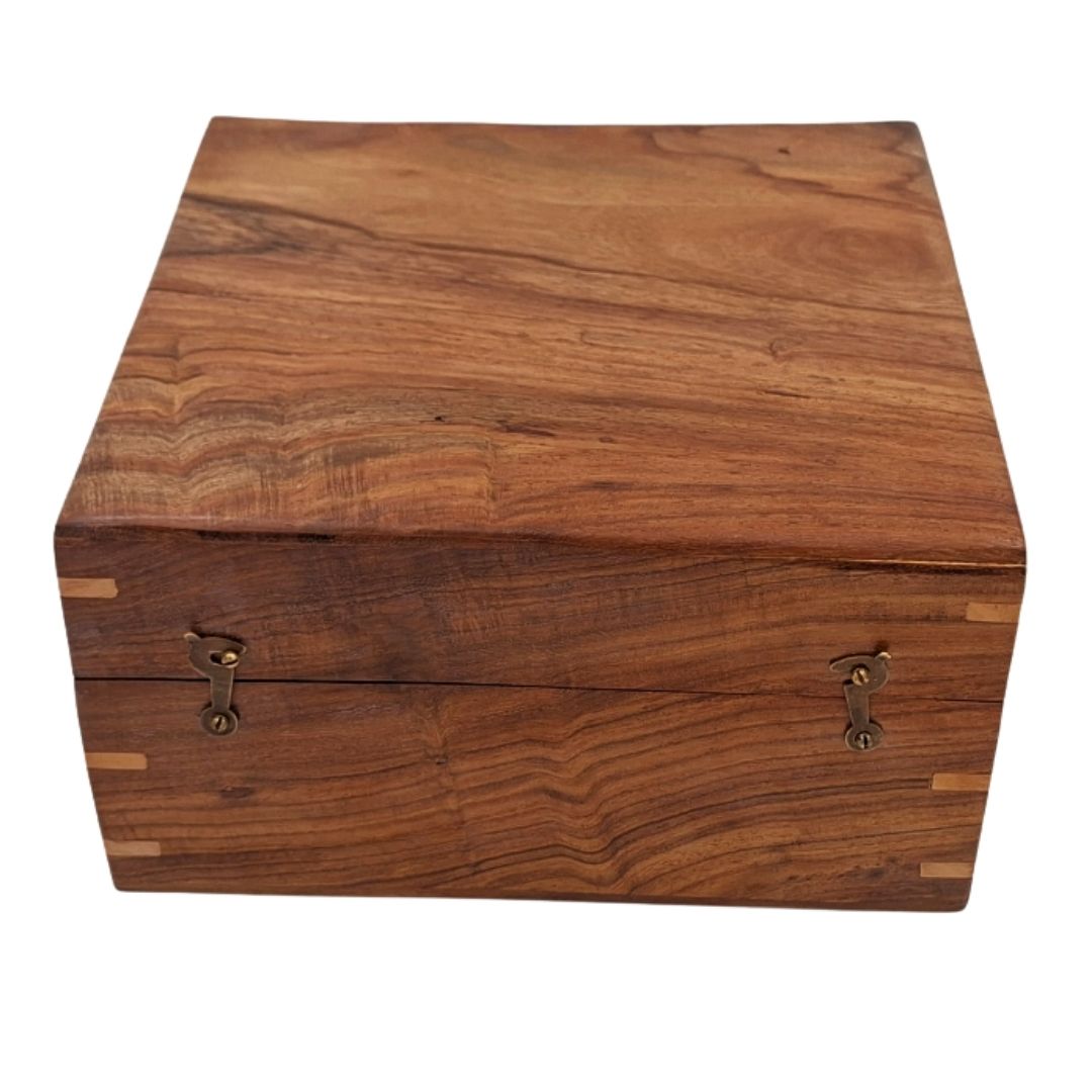 Elegante houten geschenkdoos 20x20x11 cm met marineblauwe inzet en optie voor personalisatie door gravure