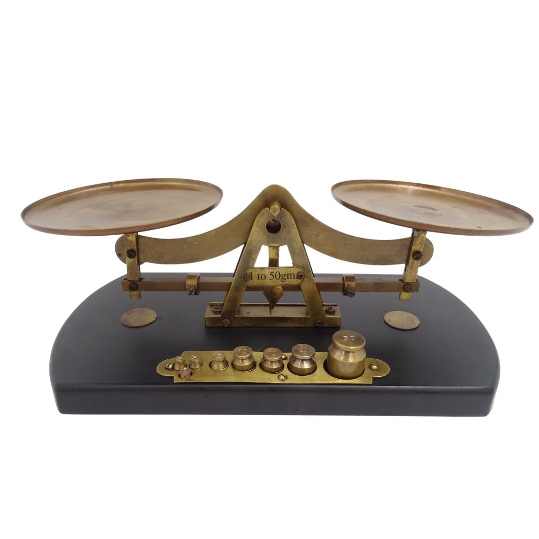 Retro weegschaal WSB7 van messing op houten voet met gepersonaliseerde gravure – ideaal cadeau met 8 gewichten (1g, 2g, 5g, 10g, 20g, 50g) – hoogte 10cm, lengte 25,5cm