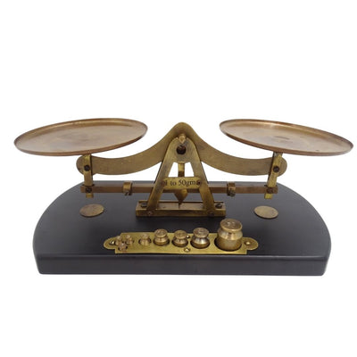 Retro weegschaal WSB7 van messing op houten voet met gepersonaliseerde gravure – ideaal cadeau met 8 gewichten (1g, 2g, 5g, 10g, 20g, 50g) – hoogte 10cm, lengte 25,5cm