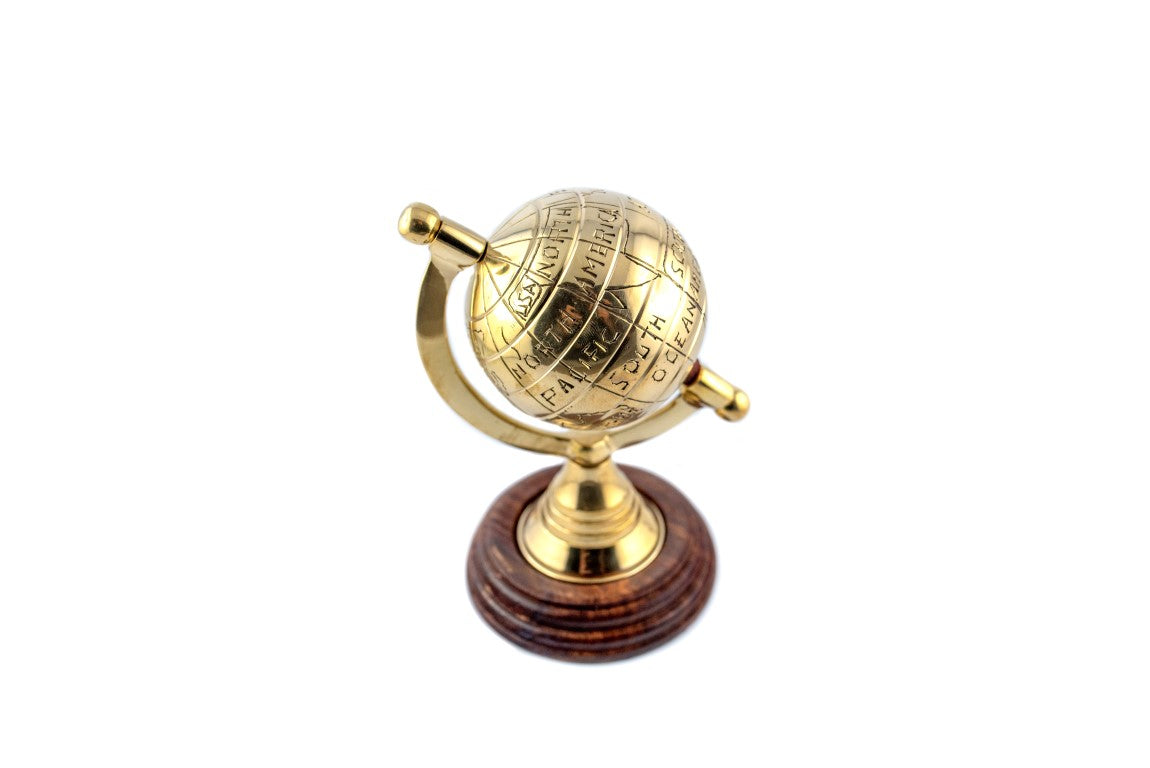 Decoratieve metalen wereldbol GWB61 met handgegraveerde contouren van continenten en mogelijkheid tot personalisatie
