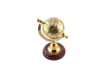 Decoratieve metalen wereldbol GWB61 met handgegraveerde contouren van continenten en mogelijkheid tot personalisatie