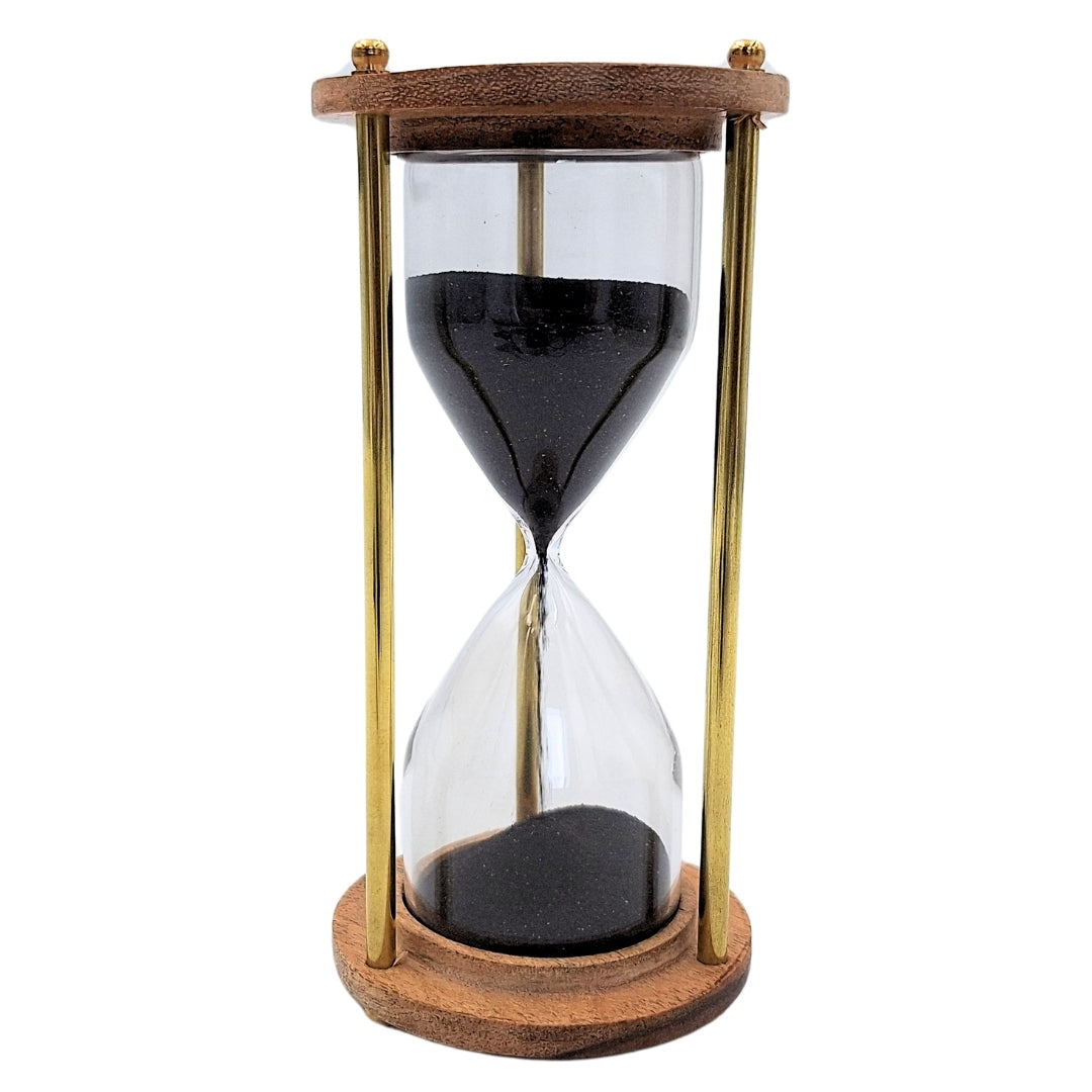 Messing-houten zandloper 5 minuten met gepersonaliseerde gravure – elegante retrodecoratie als cadeau – hoogte 15,5 cm, zwart zand, messing en hout