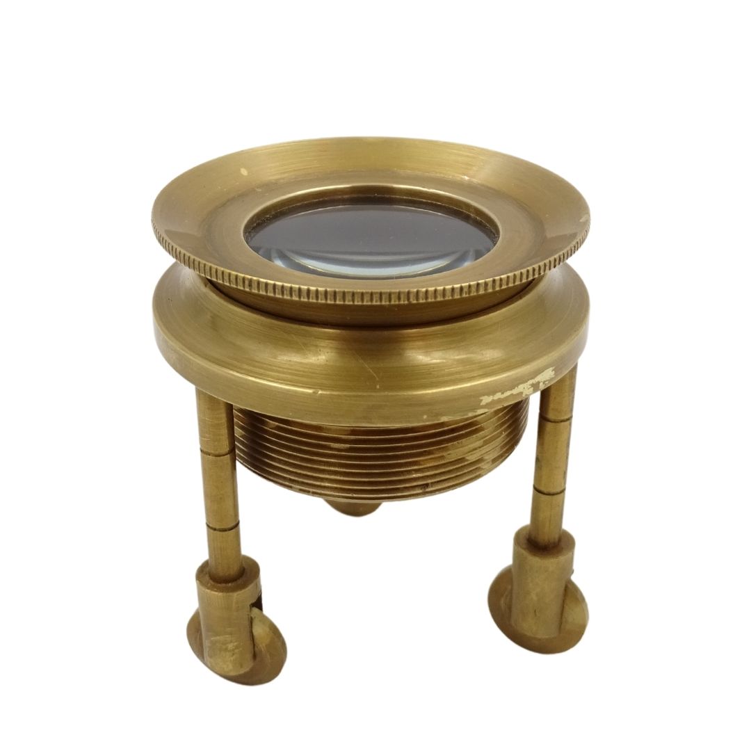 Vergrootglas op driepoot MAG-0015 met messing behuizing, goudkleur, mogelijkheid tot personalisatie met gravure, ideaal als cadeau voor juweliers en filatelisten, hoogte 7 cm, vergroting x3