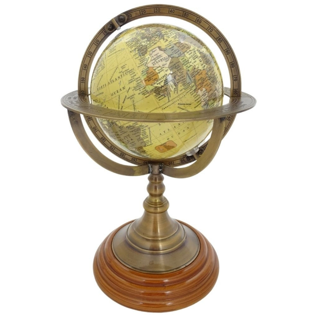 Decoratieve globe met messing voet en personaliseerbaar met gravure