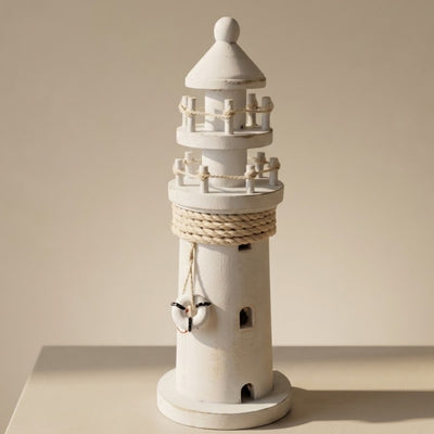 Houten vuurtoren met gravure