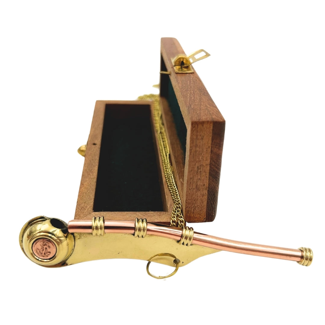 Bootsmansfluit met gravure in elegante houten doos – messing, 12,5 cm