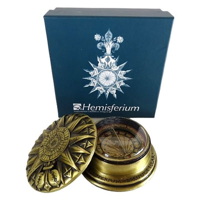 Messing Renaissance-Zonnekompas met Gravure - Elegant Vintage Cadeau met een Hoogte van 4,5 cm en een Diameter van 8,5 cm