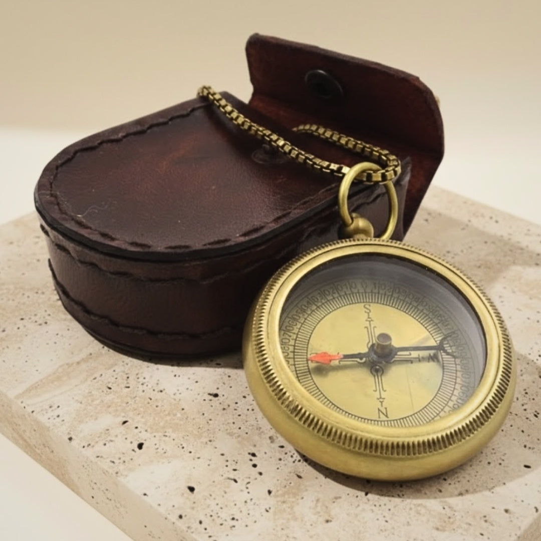 Stijlvol messing kompas met ketting in leren etui