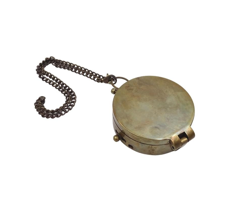 Afsluitbaar kompas met ketting in leren etui C-64