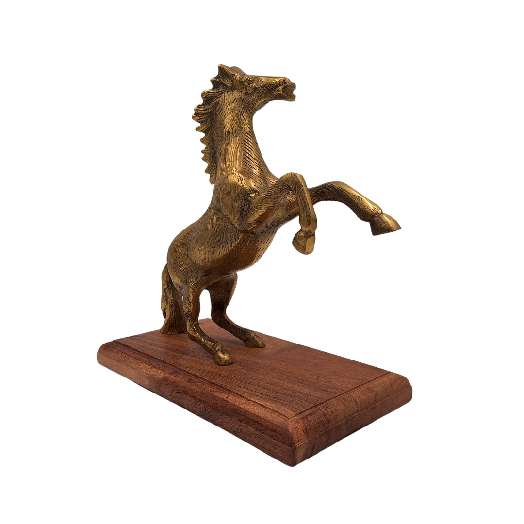 Aluminium paardenfiguur op houten voet met mogelijkheid tot personalisatie door gravure - elegant cadeau in goud- en bruintint, hoogte 27.5 cm