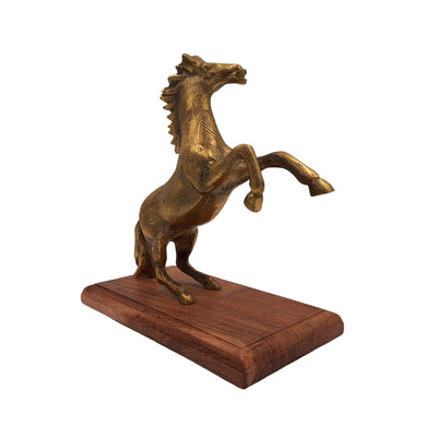 Aluminium paardenfiguur op houten voet met mogelijkheid tot personalisatie door gravure - elegant cadeau in goud- en bruintint, hoogte 27.5 cm
