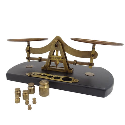 Retro weegschaal WSB7 van messing op houten voet met gepersonaliseerde gravure – ideaal cadeau met 8 gewichten (1g, 2g, 5g, 10g, 20g, 50g) – hoogte 10cm, lengte 25,5cm