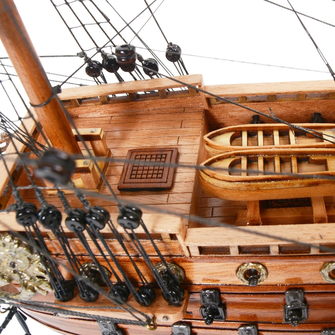 Exclusief model van het zeilschip San Felipe SF45R met gehesen zeilen, handgemaakt van exotisch hout, mogelijkheid tot personalisatie met gravure, ideaal als cadeau, afmetingen 48,3 cm x 17,8 cm x 45,7 cm