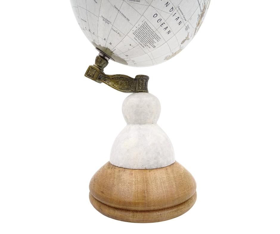 Decoratieve wereldbol Voyager op een marmer-houten voet met optie voor personalisatie van de gravure – elegant cadeau voor reisliefhebbers, hoogte 32 cm, diameter 15,5 cm, witte kaart met kleurrijke continenten