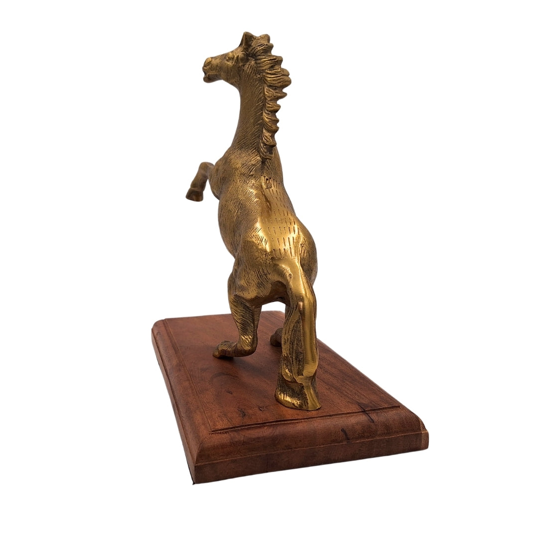 Aluminium paardenfiguur op houten voet met mogelijkheid tot personalisatie door gravure - elegant cadeau in goud- en bruintint, hoogte 27.5 cm
