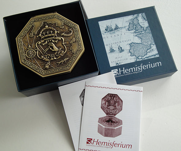 Exclusief Cardan-magnetisch kompas met gravure - Replica als nautisch cadeau, hoogte 5,8 cm, beuken- en eikenhout, messing, renaissancestijl
