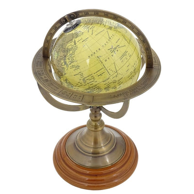 Decoratieve globe met messing voet en personaliseerbaar met gravure