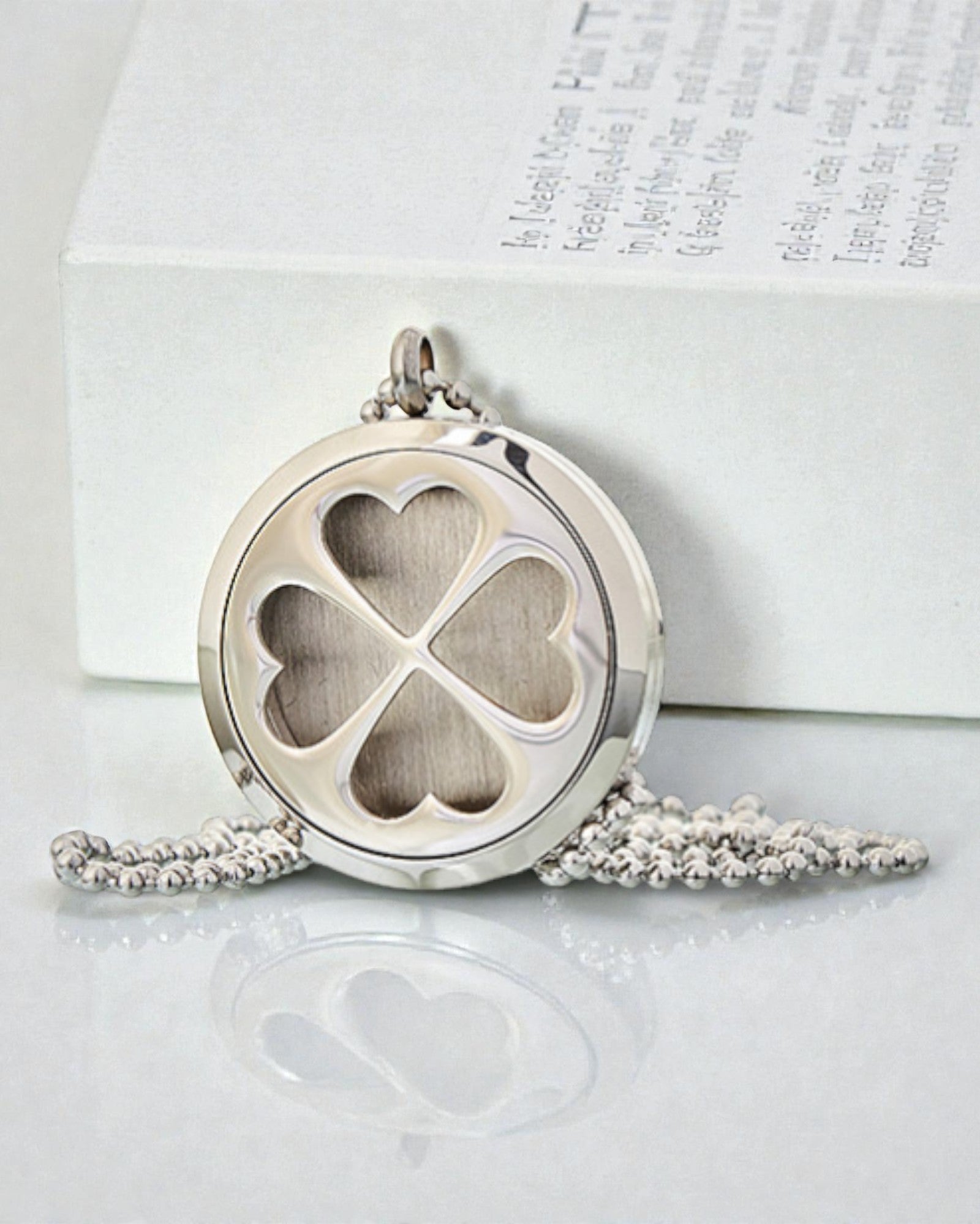 AromaClover – Aromatherapeutische halsketting met medaillon van een vierbladige klaver 30 mm