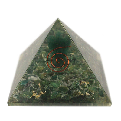 Magische orgonietpiramide 70 mm - engel met esoterische objecten, groenachtig interieur en handmatige afwerking