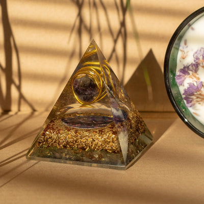 Middelgrote orgonietpiramide met amethist en koper 7x6 cm