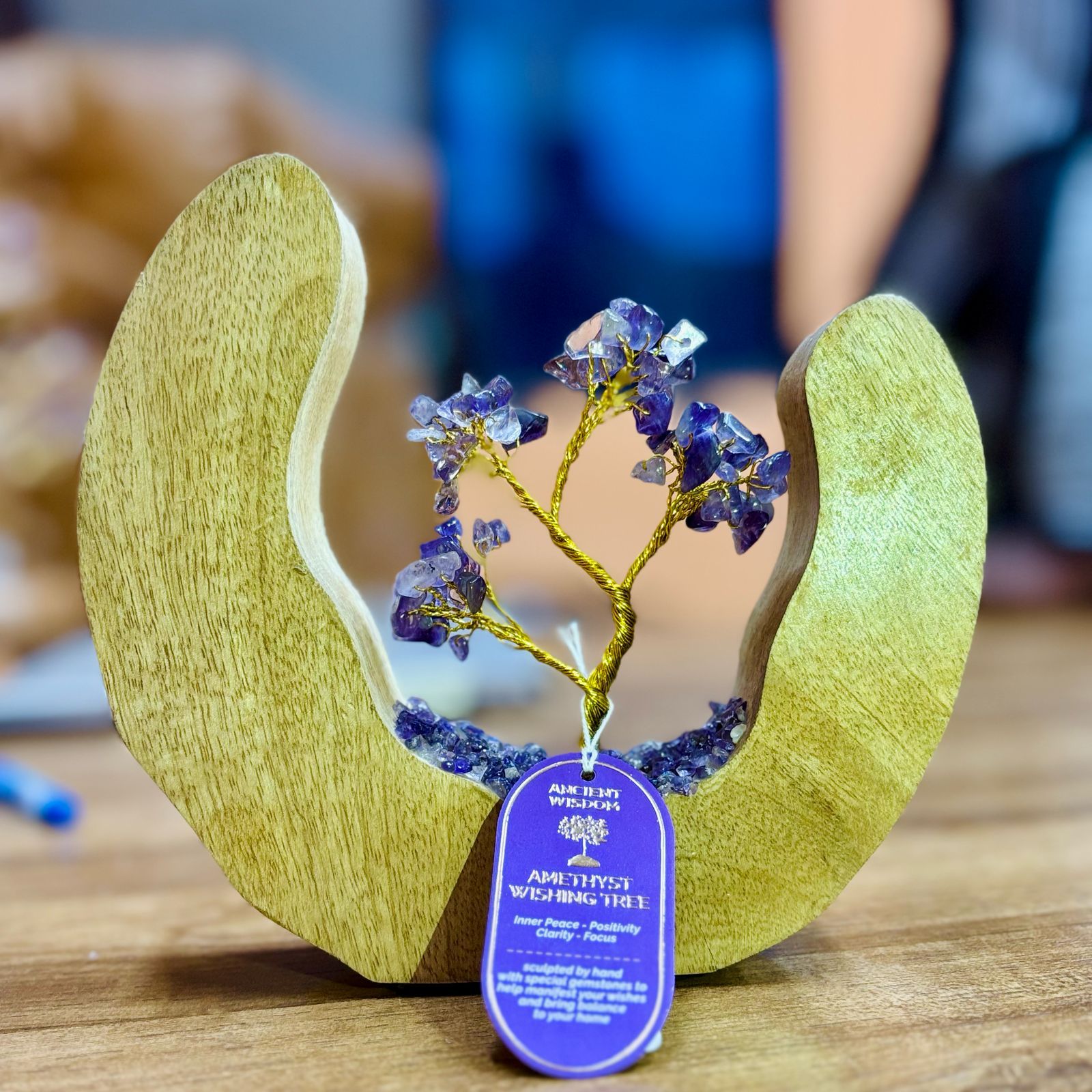 Ametist houten bomen-tuin van mangohout - handgemaakt boompje met 60 amethiststenen, ideaal als cadeau - hoogte 17 cm, symbool van rust en bescherming