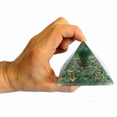 Magische orgonietpiramide 70 mm - engel met esoterische objecten, groenachtig interieur en handmatige afwerking