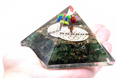 Orgonietpiramide met groene aquamarijn en Levensbloem-symboliek