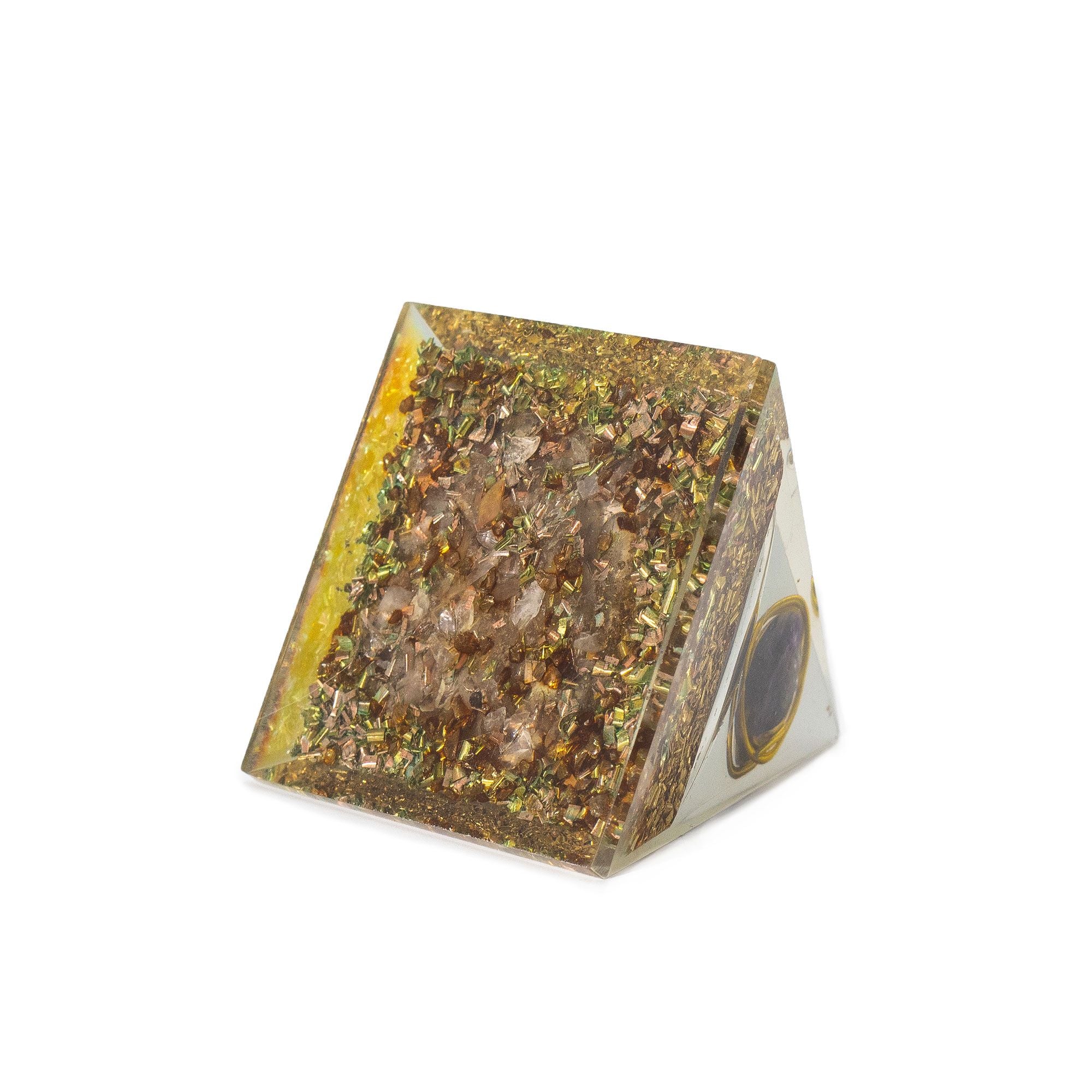 Middelgrote orgonietpiramide met amethist en koper 7x6 cm