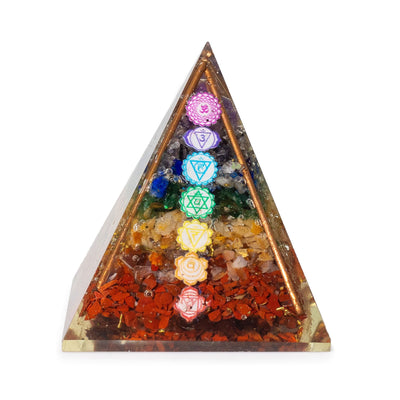 Middelgrote orgonietpiramide 7x6 cm met koperen staven en 7 chakrastenen - veelkleurig element voor energetische harmonie als cadeau