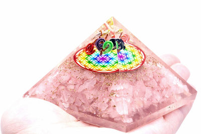 Rozenkwarts orgonietpiramide met regenboogpatroon van de Levensbloem