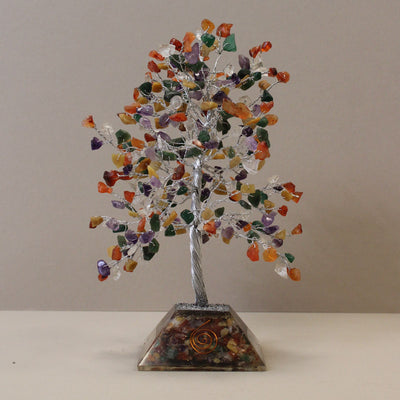 Geluksboompje met organietbasis - 320 kleurrijke stenen - Opvallende decoratie voor in huis of als cadeau - Stabiele standaard van organiet - Symbool van positieve energie en harmonie