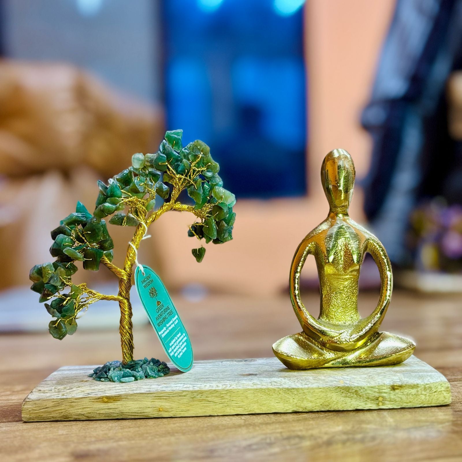 Yogatuinen van edelstenen - Padmasana-houding van groene aventurijn - Handgemaakt boompje met 100 stenen - Elegant beeldje in goudkleurige tint - Natuurlijke houten basis