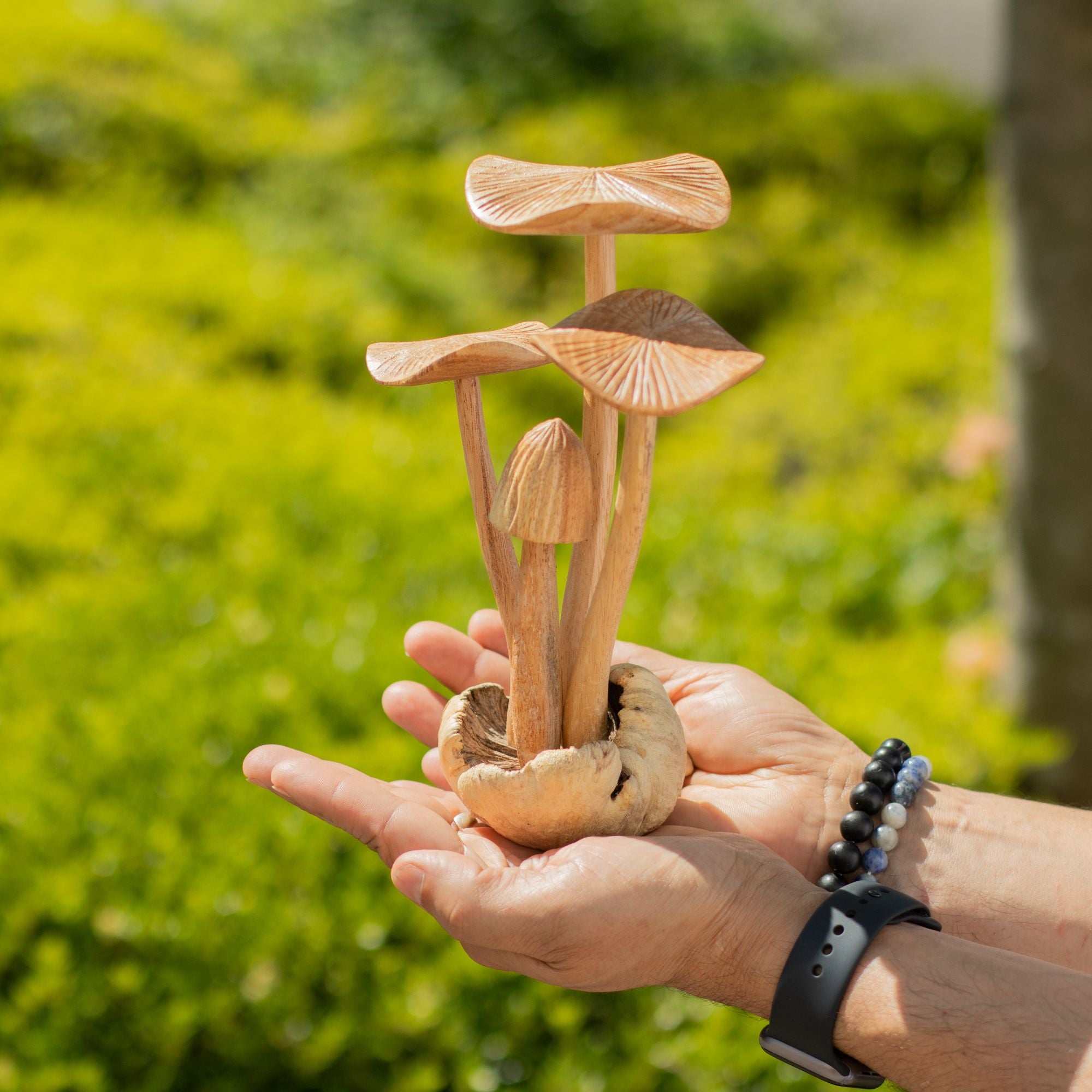 Handgesneden bospaddenstoelen - set van 4 grote paddenstoelen van natuurlijk hout, ideaal als cadeau - hoogte 14 cm, unieke rustieke stijl, perfect voor interieurdecoratie