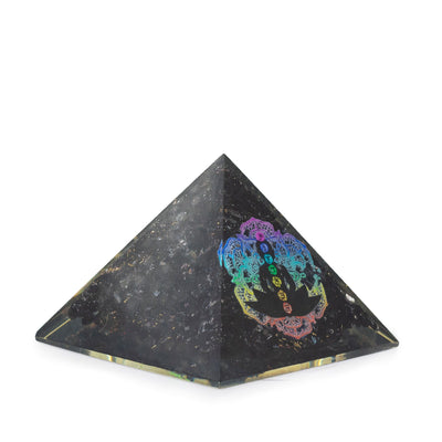 Kleine orgonietpiramide van zwarte toermalijn 5.5x4.5cm met Boeddha-chakramotief