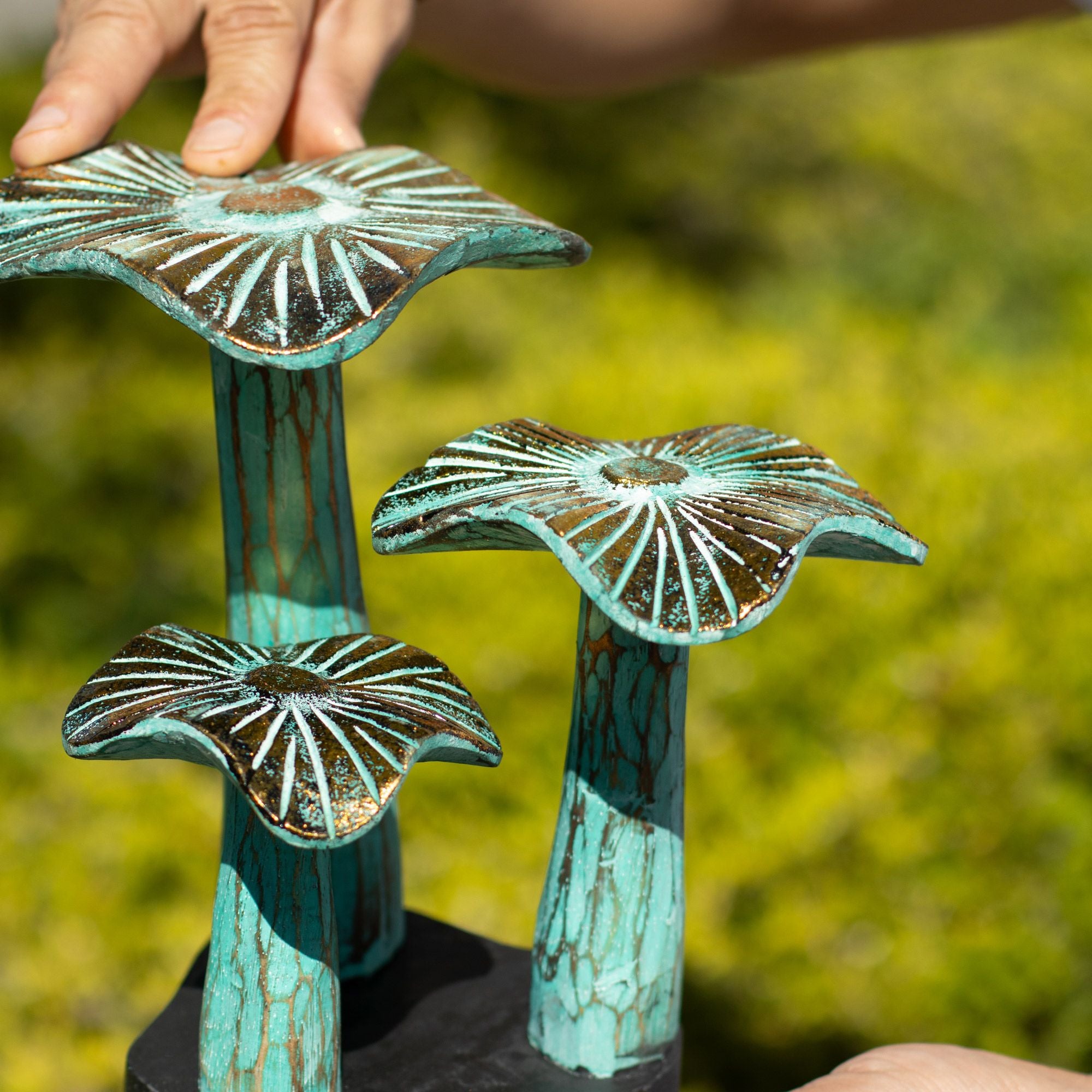 Kleine gouden artistieke paddenstoel 20 cm - Handgemaakt van hout in turquoise tinten