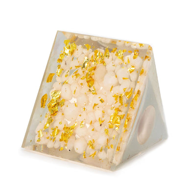 Orgonietpiramide met witte kwartskogel 7x6 cm - natuurlijke kwartstukken en goudvlokken