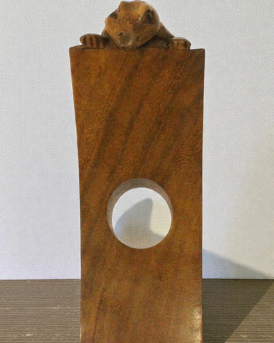 Gekon Balance – Artistieke balancerende wijnhouder van suarhout