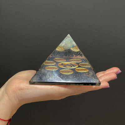 Orgonietpiramide Midnight Om Chakra